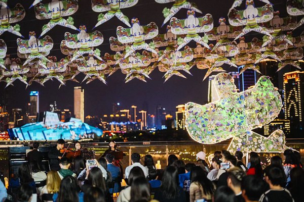 五一假期市民在南濱路看山城重慶燈火闌珊。郭旭攝