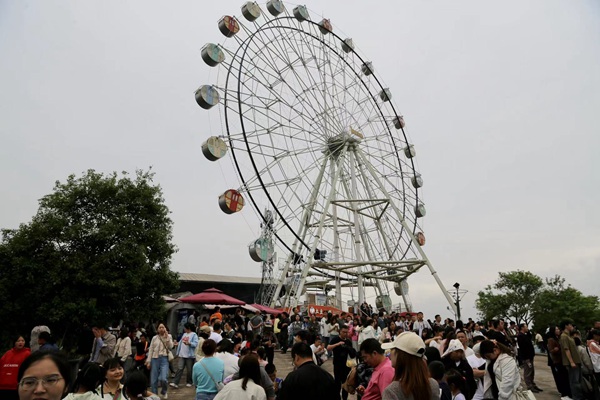 市民在美心紅酒小鎮游玩。景區供圖