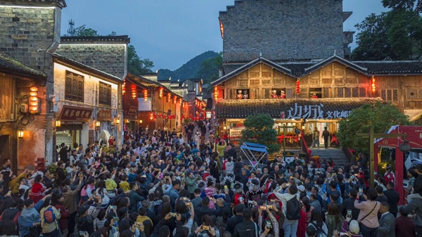 洪安古鎮邊城景區游人如織。胡程攝