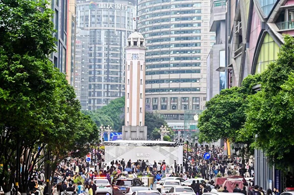 五一假期解放碑商圈人氣火爆。受訪單位供圖