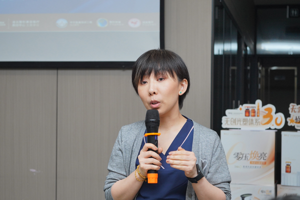 高揚在會上做分享。重慶星榮整形外科醫院供圖