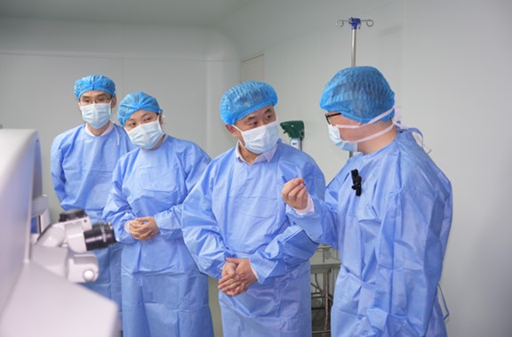 參觀臨床應用設備。重慶普瑞眼科醫院供圖