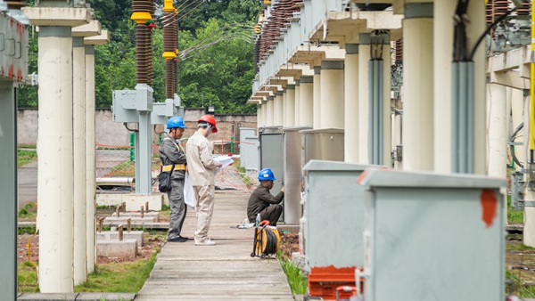 電力員工在220千伏郵亭變電站開展二次接線工作。國網重慶永川供電公司供圖