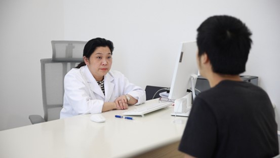 陳紅正在接診一位雙相情感障礙患者。重慶優眠醫學中心供圖