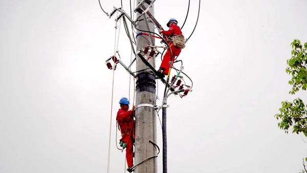 電力員工全力完成外部電源配套項目、客戶側電氣設備新裝工作。國網重慶永川供電公司供圖