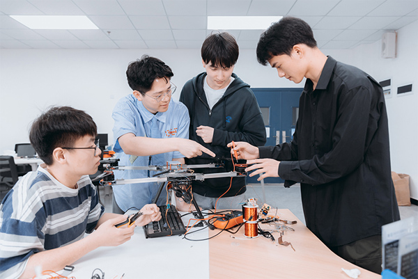 師生在實驗室里做實驗。重慶工程學院供圖