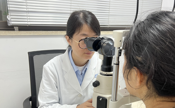 醫生為患者檢查眼部情況。重慶普瑞眼科醫院供圖