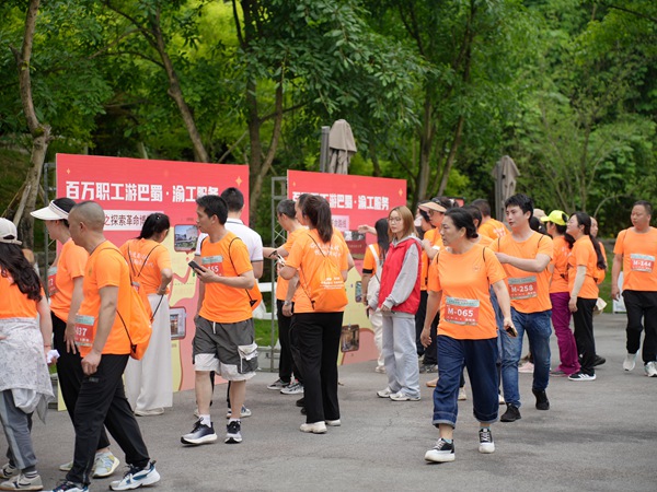 健步走選手在打卡點參與游戲。重慶市機械冶金工會供圖