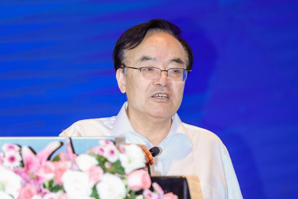 張來斌作報告。重慶科技大學供圖