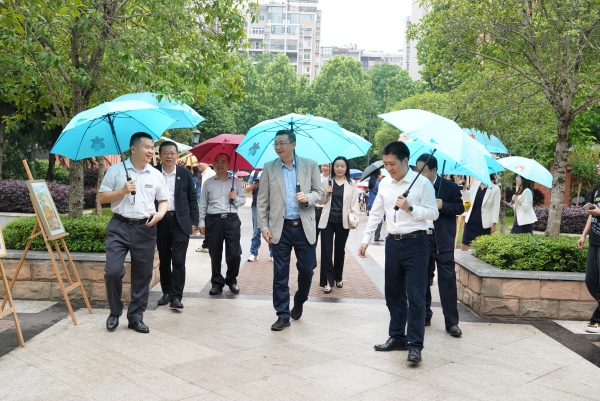 周忠和參觀重師附小成果展。重慶師范大學供圖