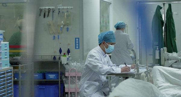 重慶兩江新區人民醫院“男護聯盟”負責人周陳涔在工作中。重慶兩江新區人民醫院供圖