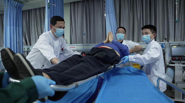 工作中的男護士。重慶兩江新區人民醫院供圖