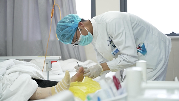 工作中的男護士。重慶兩江新區人民醫院供圖