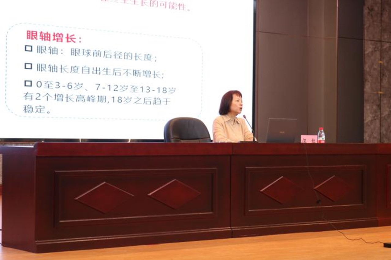 汪紅授課現場。重慶華廈眼科醫院供圖