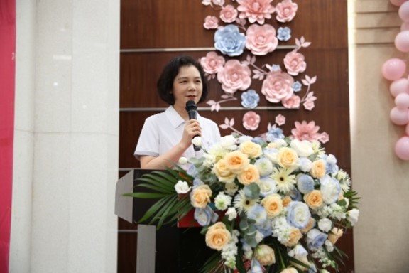 鐘代曲致辭。重慶松山醫院供圖