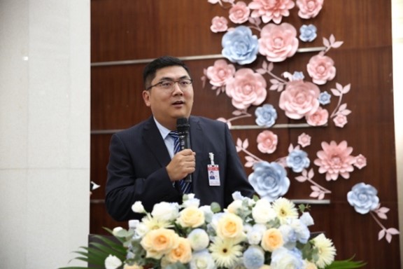 羅克致辭。重慶松山醫院供圖