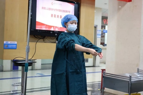 內鏡室展示“穿脫隔離衣”。重慶東大肛腸醫院供圖