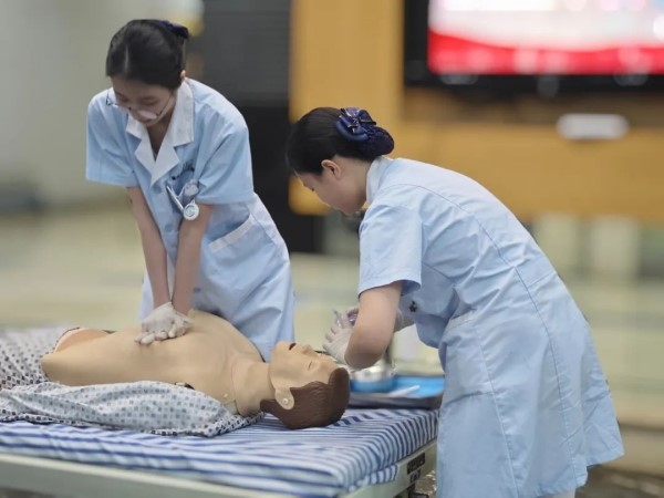 住院部展示“雙人心肺復蘇”。重慶東大肛腸醫院供圖
