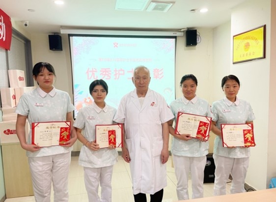 教授常正為優秀護士頒獎。重慶圣佑肛腸醫院供圖