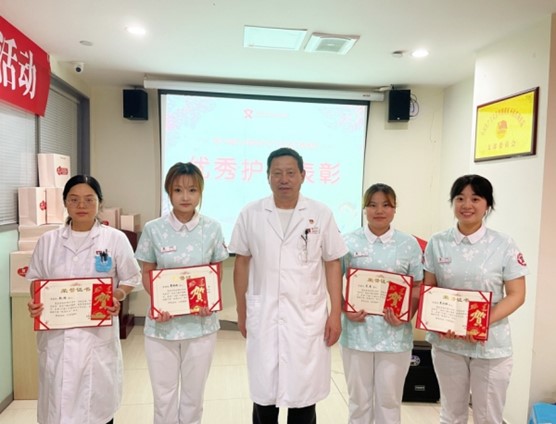 教授黃顯凱為優秀護士頒獎。重慶圣佑肛腸醫院供圖