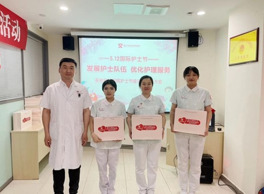 業務院長敬東紅為護理人員送上節日禮品。重慶圣佑肛腸醫院供圖