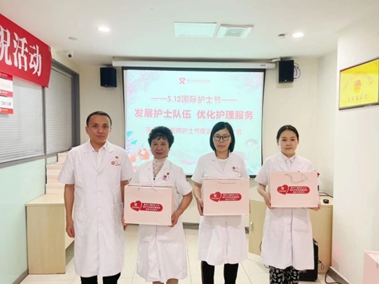 院長張國順為護理人員送上節日禮品。重慶圣佑肛腸醫院供圖