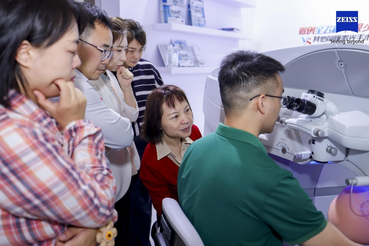 汪紅帶教現場。重慶華廈眼科醫院供圖