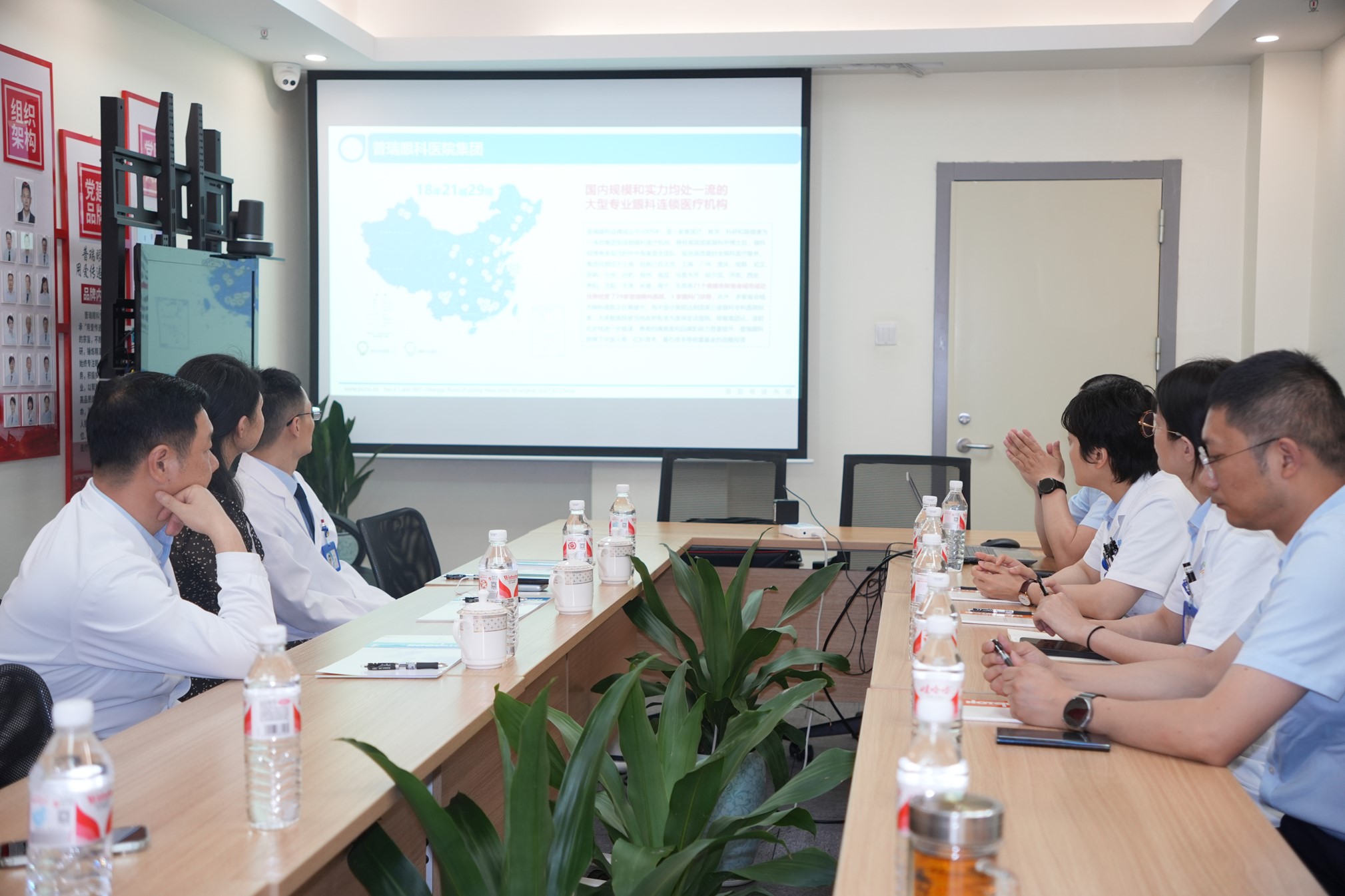 座談會現場。重慶普瑞眼科醫院供圖