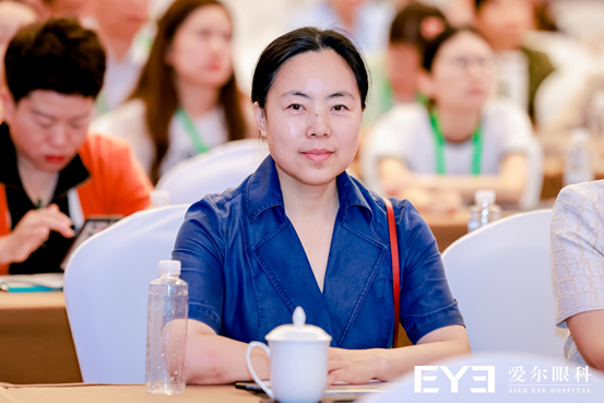 張奕霞參會現場。重慶南坪愛爾眼科醫院供圖