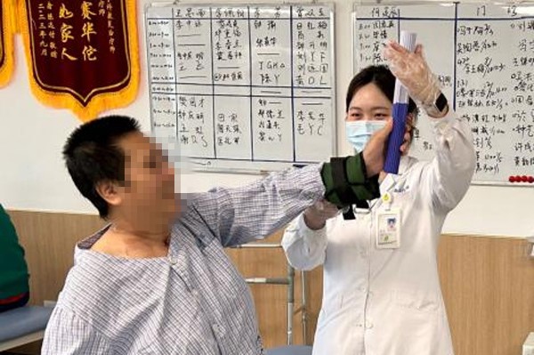 醫護人員幫助王阿姨進行康復治療。重慶西區醫院供圖