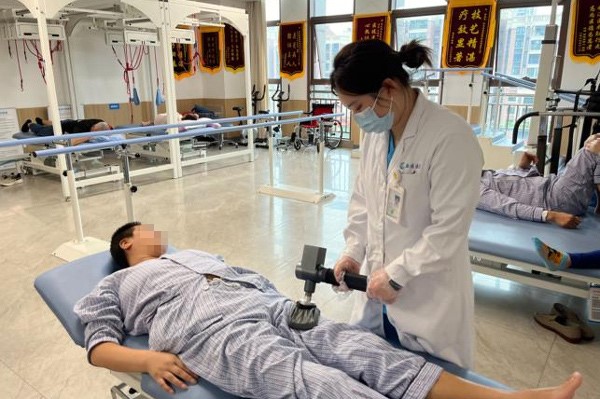 醫護人員幫助王阿姨進行康復治療。重慶西區醫院供圖