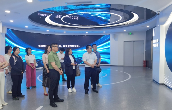 參觀智能網聯汽車中心。沙坪壩區交通局供圖