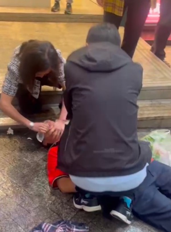 “醫生夫妻”救人現場。救人視頻截圖