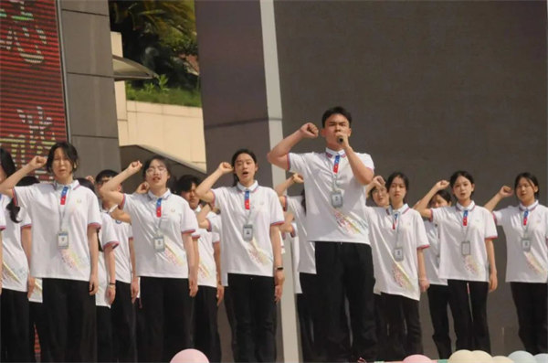 莊嚴宣誓。重慶工貿技師學院供圖