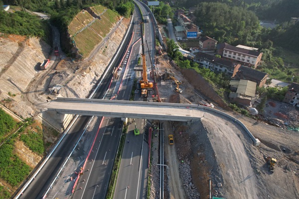 舊人行天橋施工現場。向宦攝