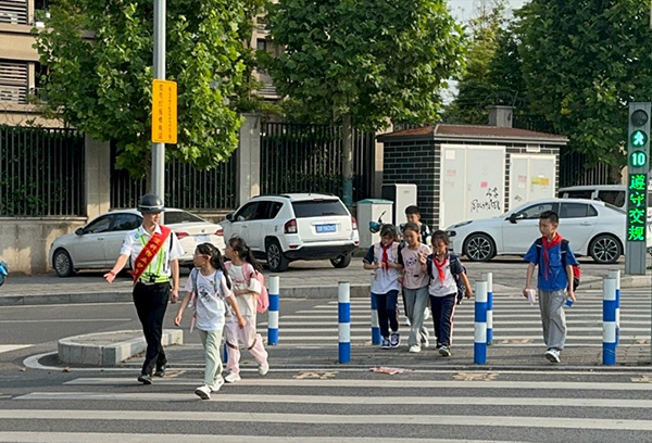 重慶萬科觀承“安全護學崗”護送兒童上下學。萬科物業供圖