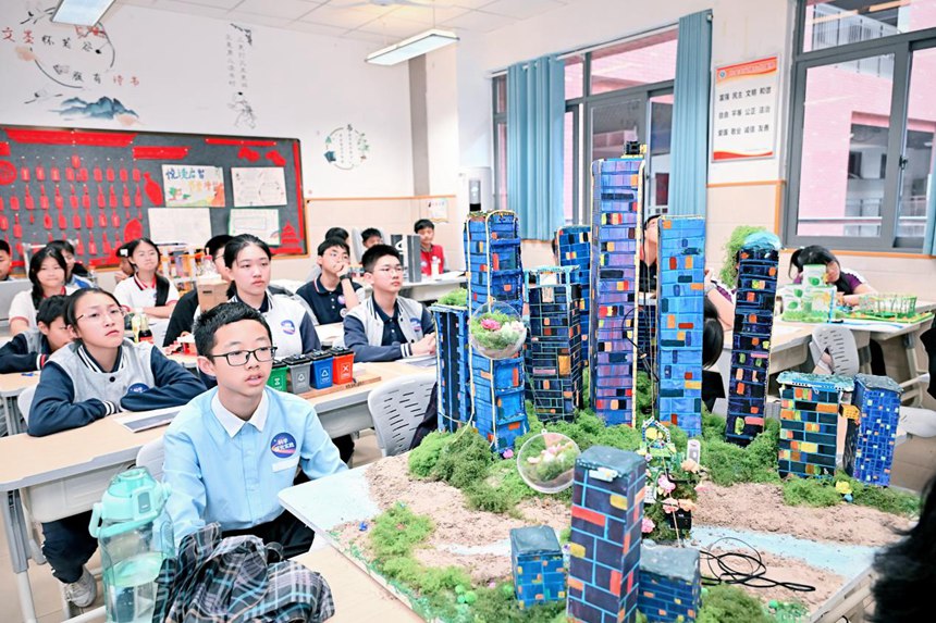 選手展示作品。主辦方供圖