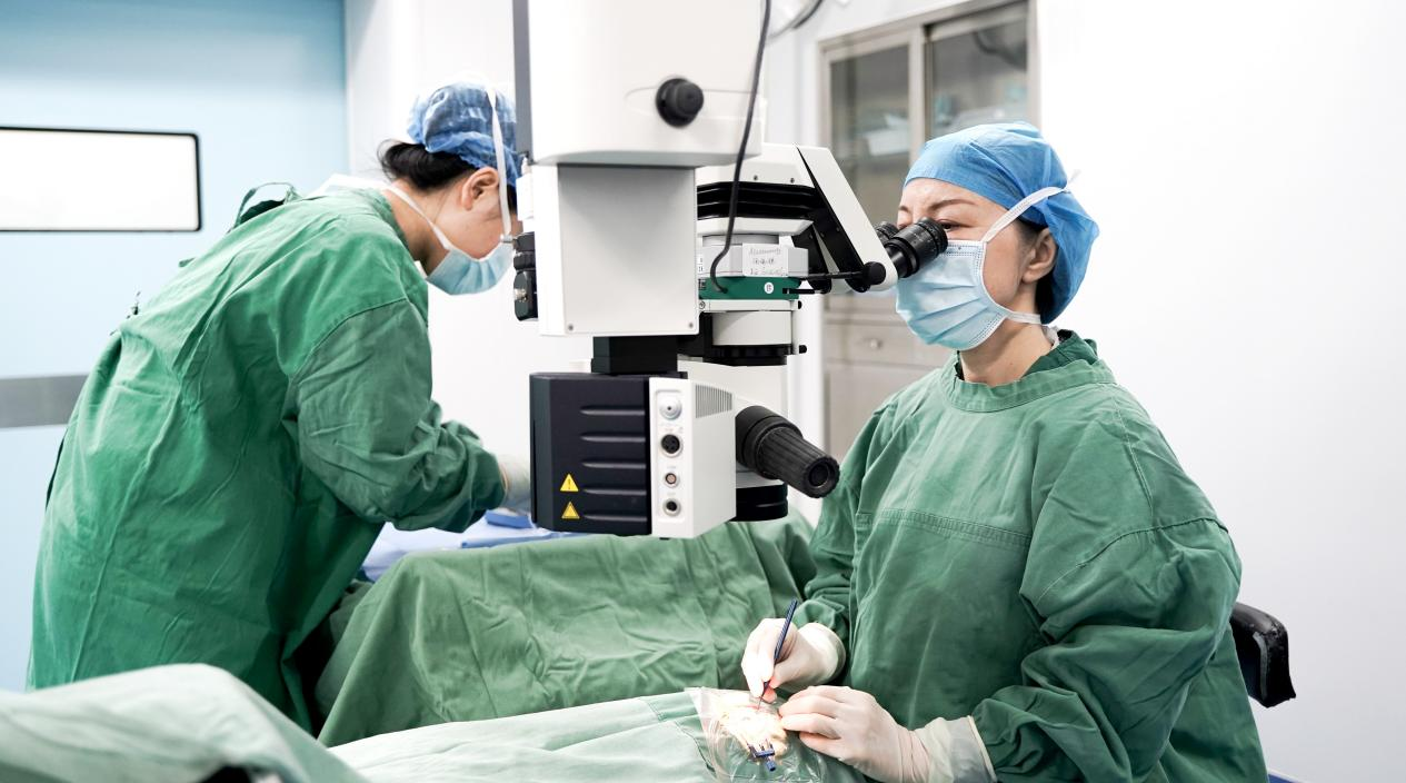 晶體手術現場。重慶華廈眼科醫院供圖