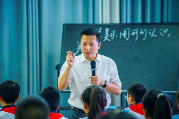 羅建華執教《幾何圖形的復習》。重慶兩江新區金山學校供圖