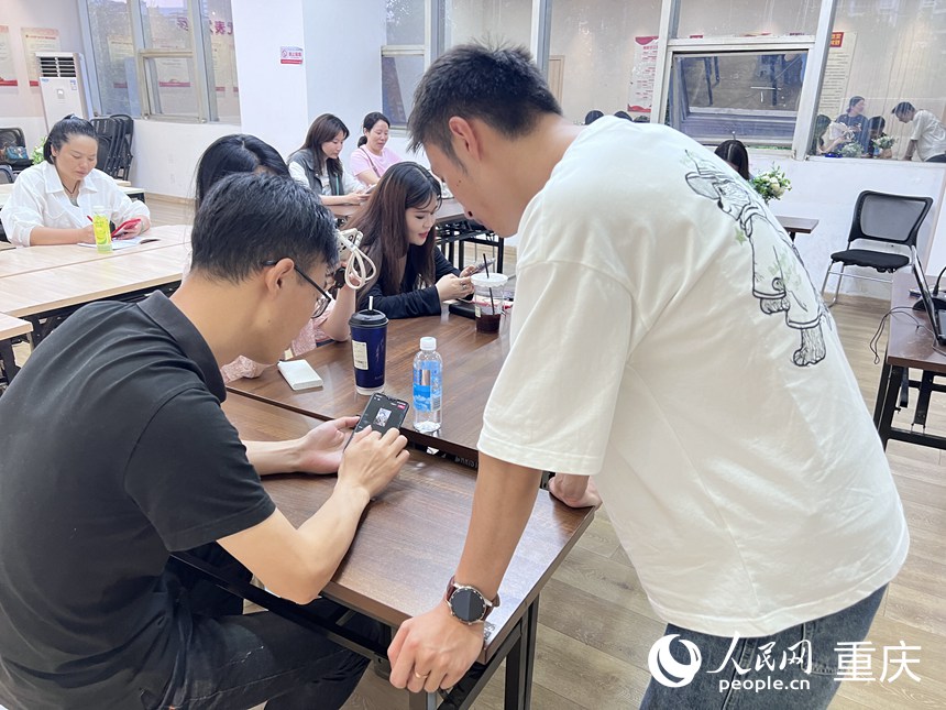 龍門夜校老師正在給青年學員講解視頻剪切技巧。 人民網記者 胡虹攝