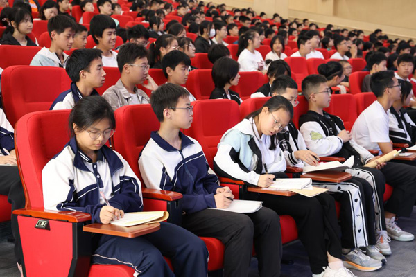 學生聚精會神聆聽。明遠未來學校供圖