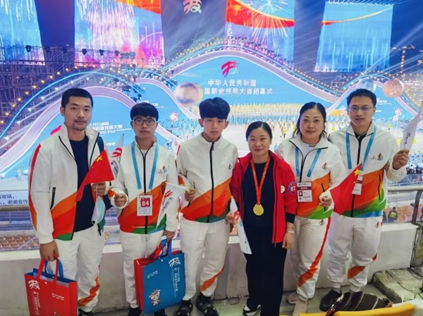 謝玲莉（右三）參加全國職業技能大賽。（受訪者供圖）