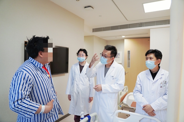 醫生和小陳溝通病情。重慶南坪愛爾眼科醫院供圖