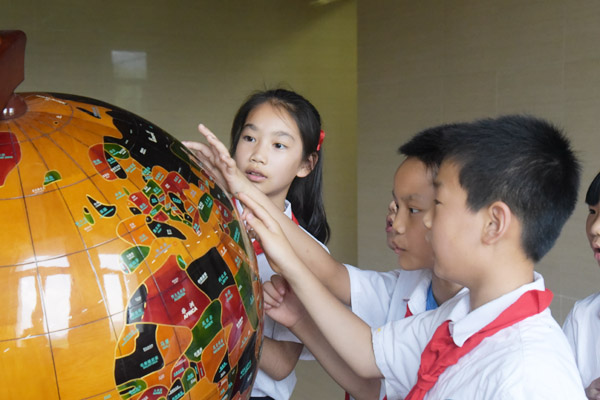 學生參觀地質館。重師附二小供圖