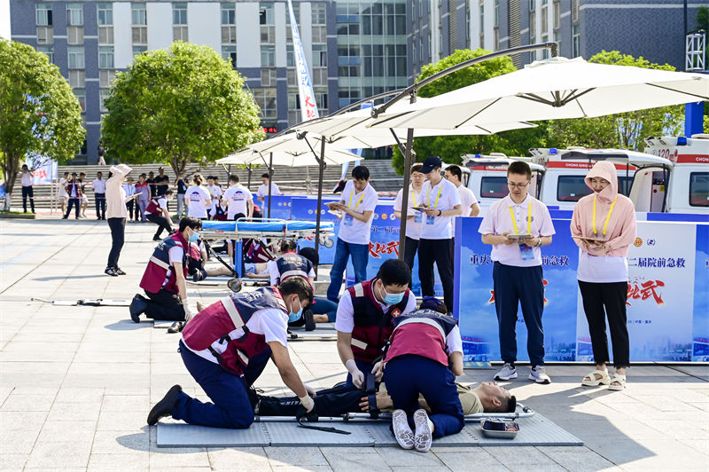 模擬傷病員轉運。（重醫附二院供圖）