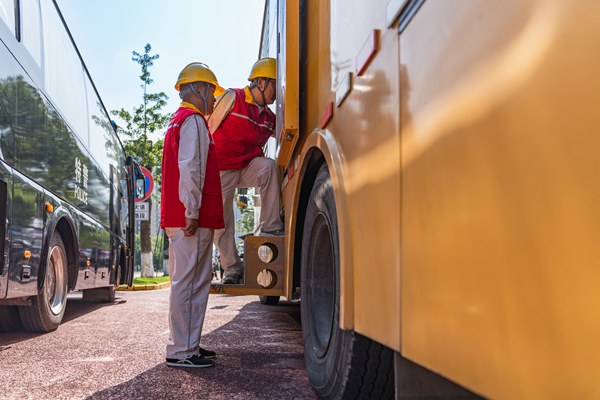 電力員工將移動電源車接入賽場。國網重慶永川供電公司供圖