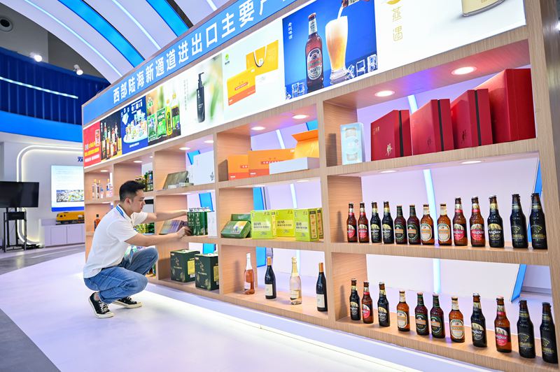 工作人員對陸海優品展臺進行整理。 鄒樂攝