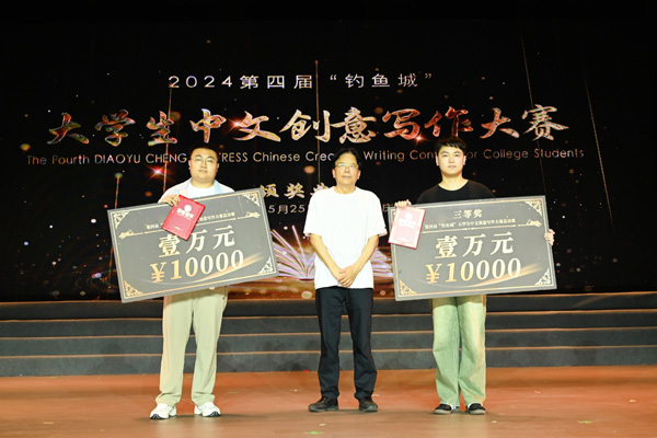 三等獎獲得者李航（右）。重慶移通學院供圖