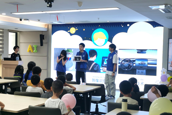 科普講解。西南大學供圖