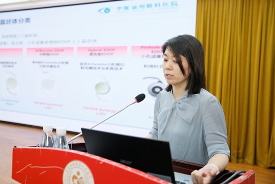 霍妍做講座。華廈渝州眼科醫院供圖